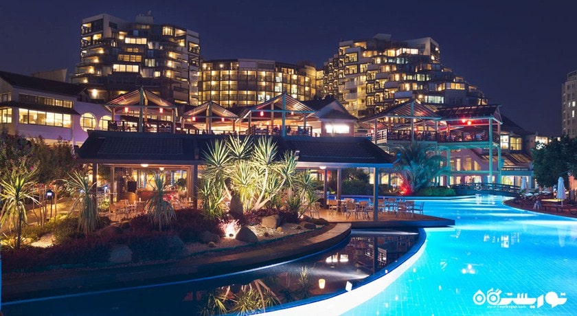 نمای استخر روباز و ساختمان هتل